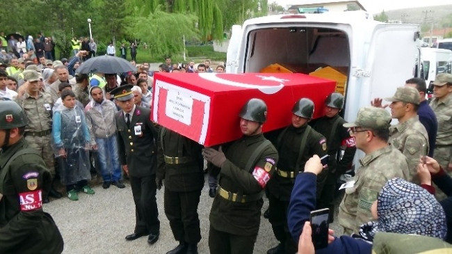 Şehidin amcası tabuta kurşun bıraktı