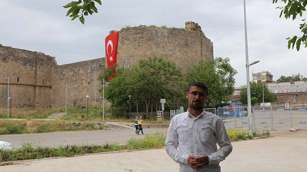 'Geceleri bahçelere gidip gizlice diktik'