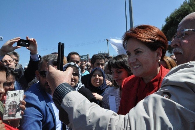 Meral Akşener'e çoşkulu karşılama