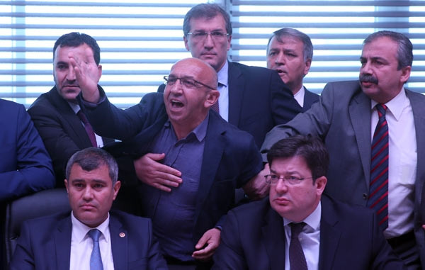 Meclis'teki krtik toplantı kavgayla başladı