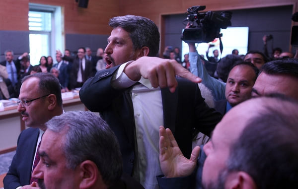 Meclis'teki krtik toplantı kavgayla başladı