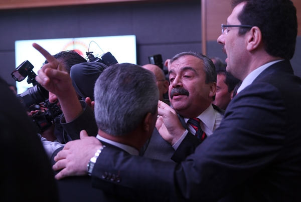 Meclis'teki krtik toplantı kavgayla başladı
