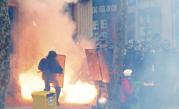 Fransa karıştı ! 500 bin kişi sokaklarda...