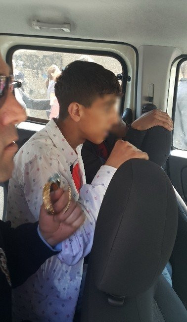 Mahalleli küçük hırsızları binaya kilitledi