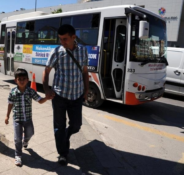 5 yaşındaki oğlunu midibüste unuttu
