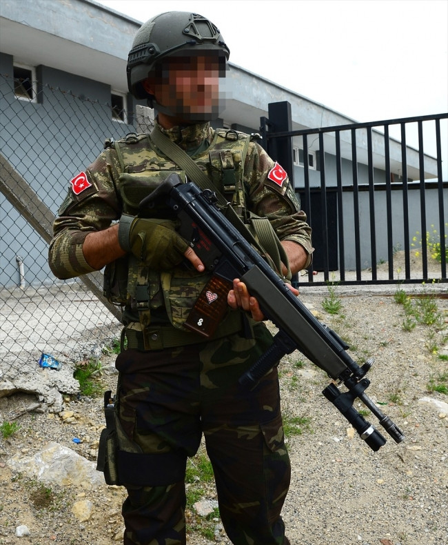 Operasyona katılan askerin silahındaki detaya dikkat!