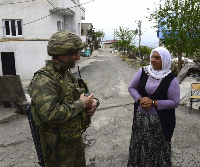 Operasyona katılan askerin silahındaki detaya dikkat!