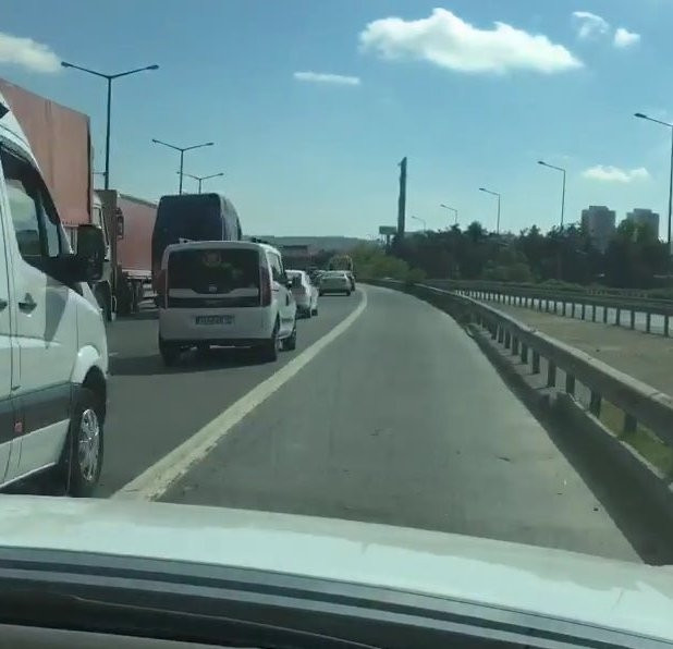 Demet Akalın emniyet şeridini ihlal etti !