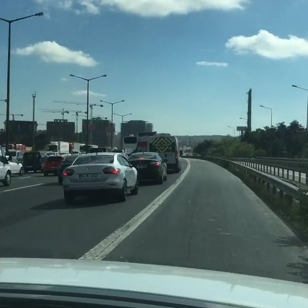 Demet Akalın emniyet şeridini ihlal etti !