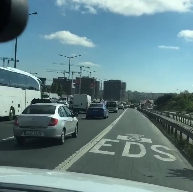 Demet Akalın emniyet şeridini ihlal etti !