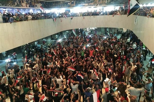 Parlamentoyu binasından çıktılar