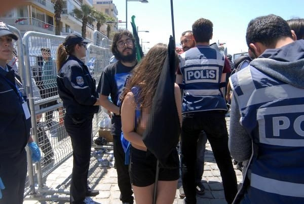 İzmir'de arama noktasından çıplak geçtiler