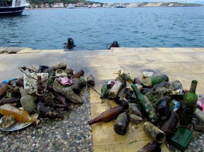 Çeşme koylarından 2 ton atık çıktı