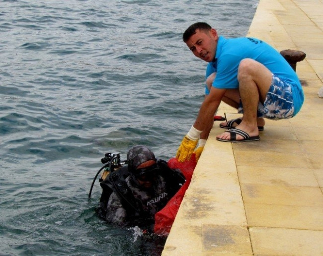 Çeşme koylarından 2 ton atık çıktı
