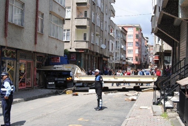İstanbul'da TIR dehşeti ! 5 katlı binaya girdi