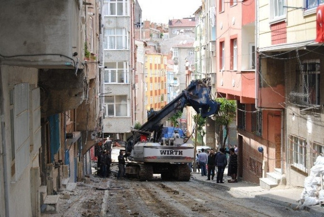 İstanbul'da TIR dehşeti ! 5 katlı binaya girdi