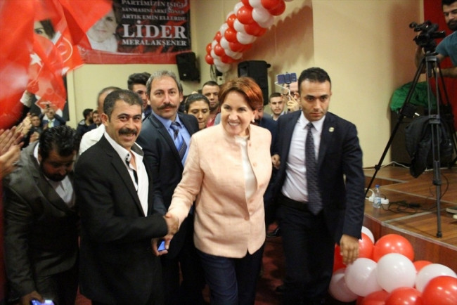 Meral Akşener'e Afyon'da ilginç pankart! Namusum...