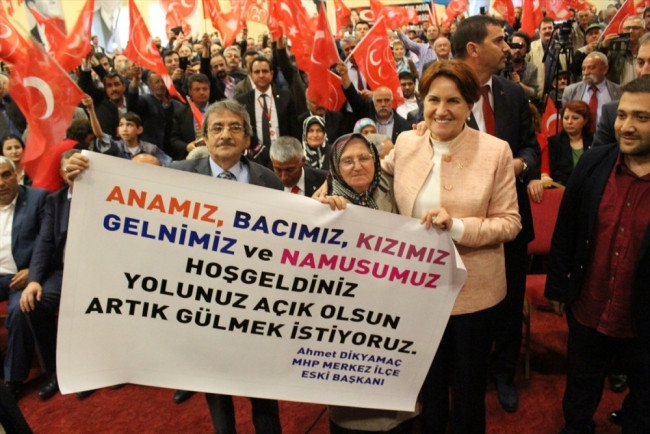 Meral Akşener'e Afyon'da ilginç pankart! Namusum...