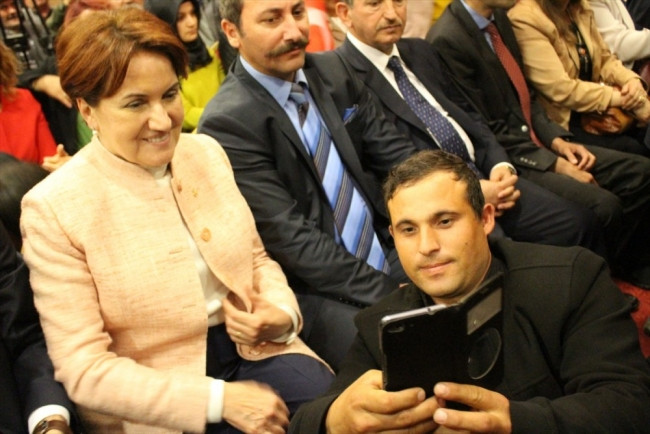 Meral Akşener'e Afyon'da ilginç pankart! Namusum...