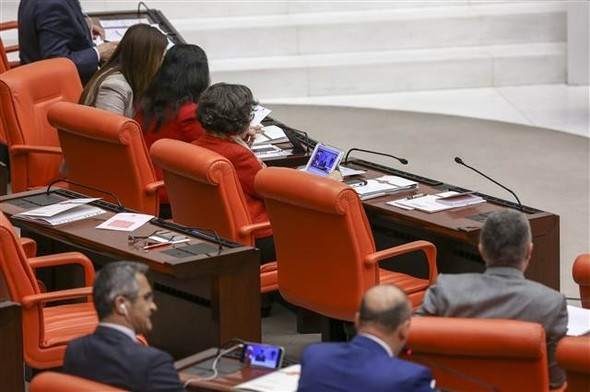 Vekiller Davutoğlu'nun konuşmasını cep telefonundan izledi