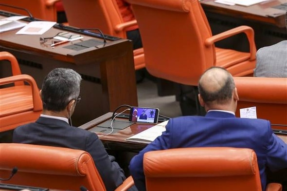 Vekiller Davutoğlu'nun konuşmasını cep telefonundan izledi