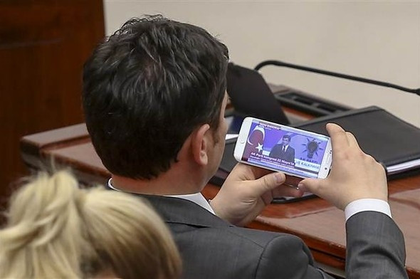 Vekiller Davutoğlu'nun konuşmasını cep telefonundan izledi