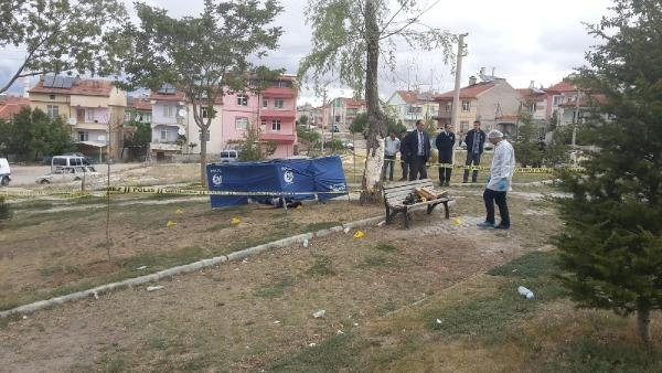 Liseli genç parkta ölü bulundu