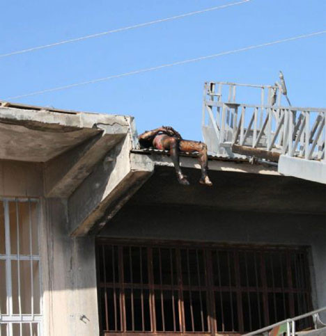 Elektriğe kapılıp yandı!