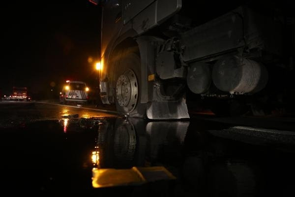 Vali korumaları, yol vermeyen Tır'a ateş açtı
