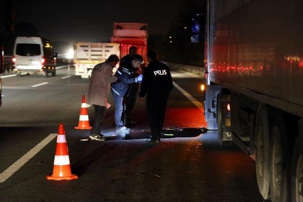 Vali korumaları, yol vermeyen Tır'a ateş açtı