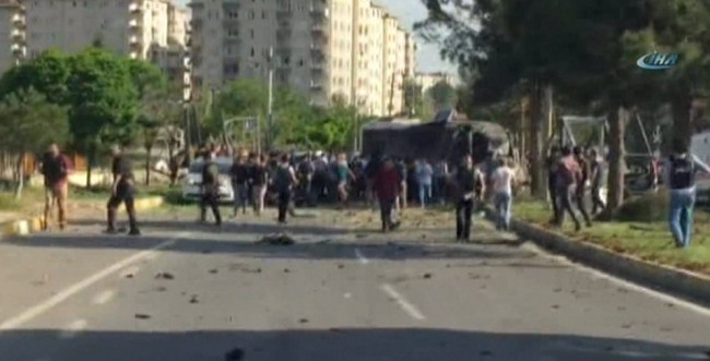 Diyarbakır'da bomba yüklü araçla saldırı