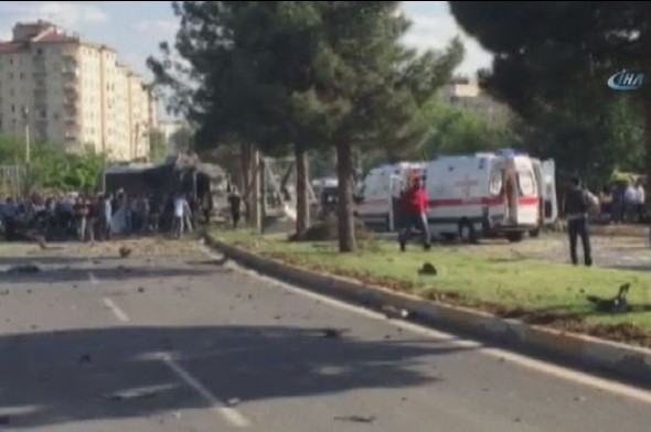 Diyarbakır'da bomba yüklü araçla saldırı