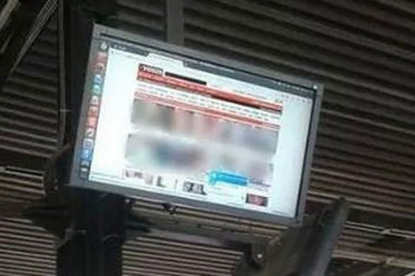 Otobüs durağında porno şoku !
