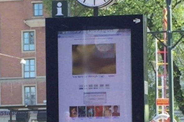 Otobüs durağında porno şoku !