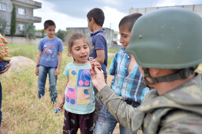PKK kesti Mehmetçik dağıttı !