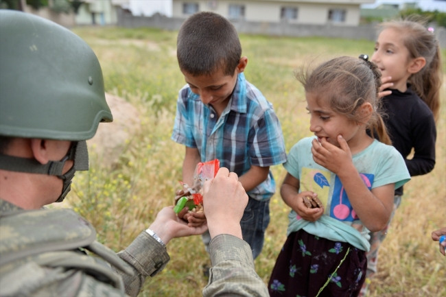 PKK kesti Mehmetçik dağıttı !