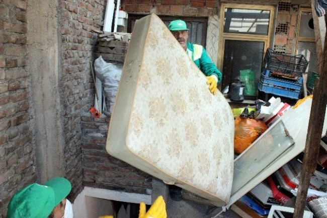 Çöplerini vermemek için işçilere para saçtı