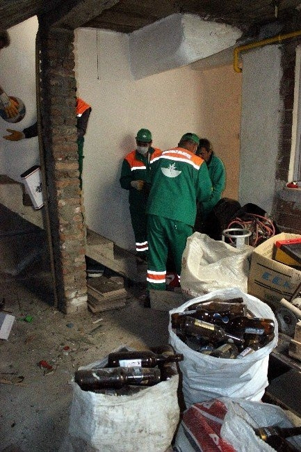 Çöplerini vermemek için işçilere para saçtı