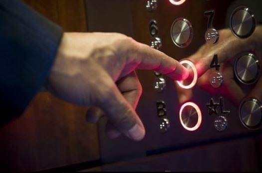Araba anahtarını çenenizin altında tutun bakın ne oluyor?