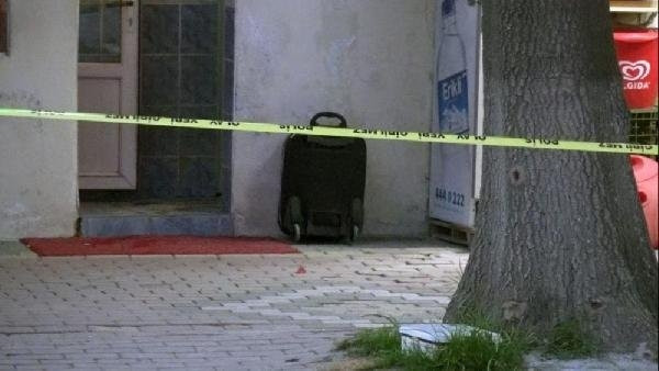 Esnaf sinirlendi şüpheli paketi tekmeledi !