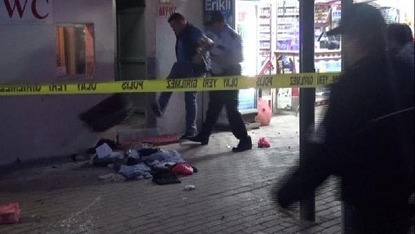Esnaf sinirlendi şüpheli paketi tekmeledi !