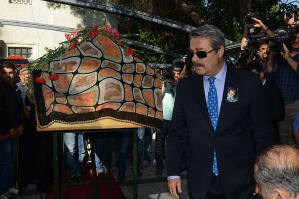Oya Aydoğan'ın cenazesinde büyük ayıp