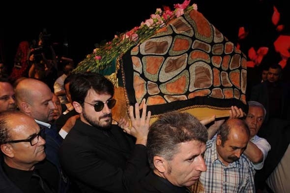 Oya Aydoğan'ın cenazesinde büyük ayıp