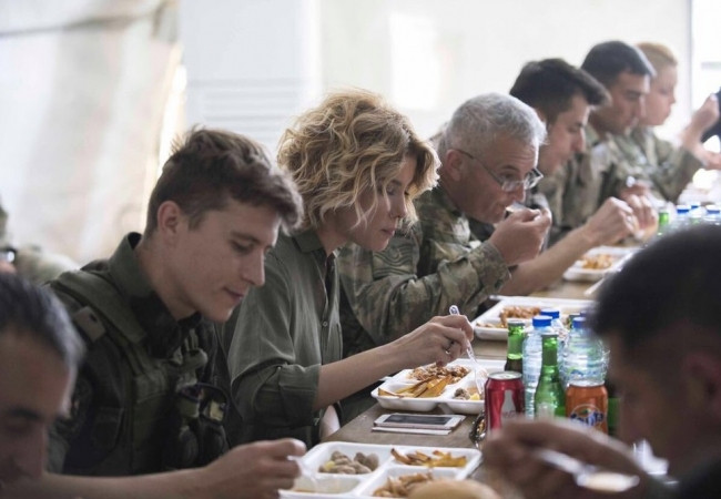Gülben Ergen'den askere moral ziyareti