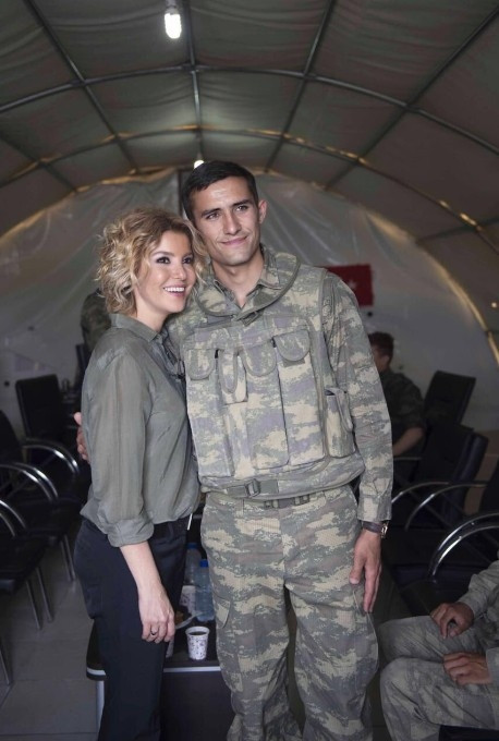 Gülben Ergen'den askere moral ziyareti