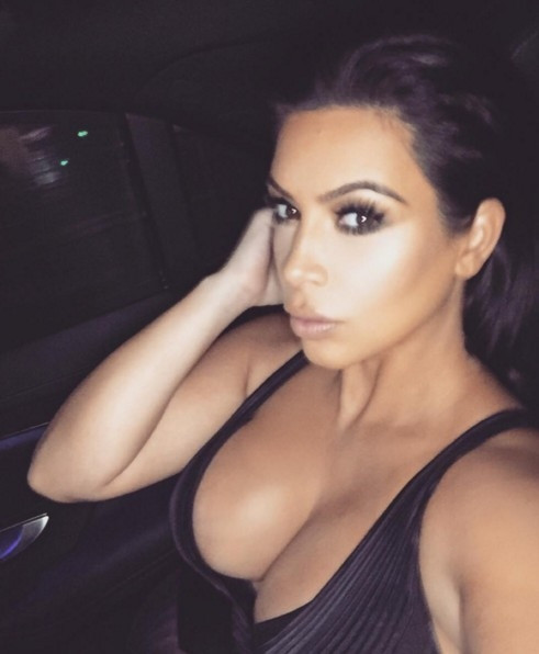 Kim Kardashian hamile mi? Uçakta yaptığı pes dedirtti!