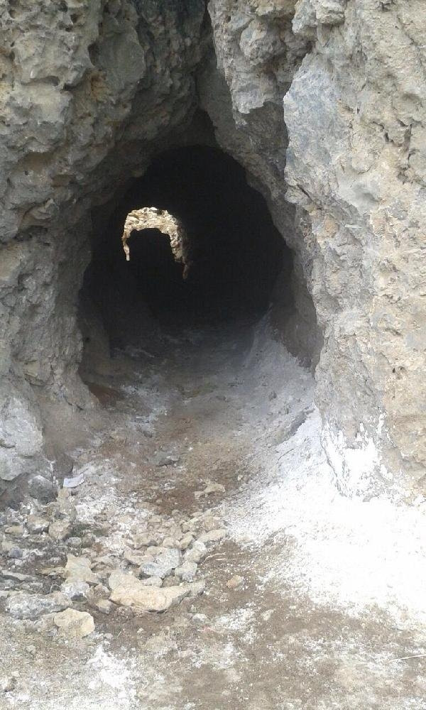 Matkap ile kayaları oymuşlar