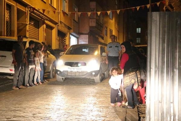 Gece yarısı sokakta kaldılar