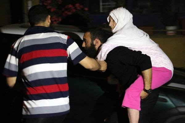 Gece yarısı sokakta kaldılar
