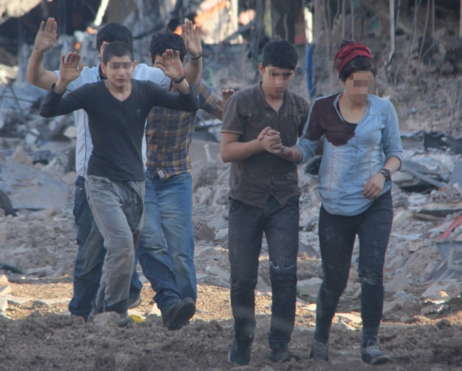 Pişmanlık mektupları yazan PKK'lı kız ailesiyle buluştu